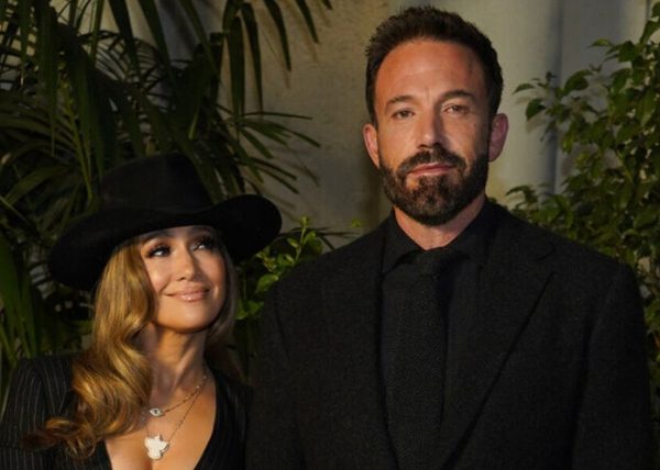 Ο Μπεν Άφλεκ σε ρόλο σερβιτόρου για τις ανάγκες σποτ μαζί με την Τζένιφερ Λόπεζ