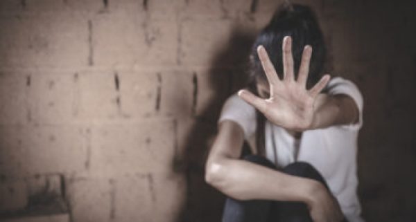 Λάρισα: 33χρονη κατήγγειλε τον σύζυγό της ότι τη βίασε δύο φορές και την κλείδωσε έξω από το σπίτι