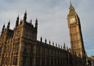 Βρετανία: Δυσοίωνες προβλέψεις για βαθιά ύφεση ανάλογη της εμπόλεμης Ρωσίας