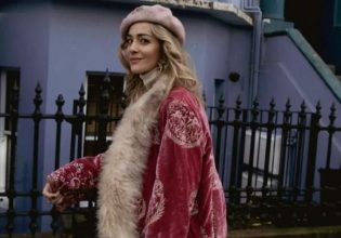 Νατάσσα Μποφίλιου: Τι απαντά για τα φανταχτερά ρούχα στους δρόμους του Λονδίνου