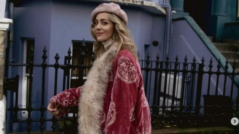 Νατάσσα Μποφίλιου: Τι απαντά για τα φανταχτερά ρούχα στους δρόμους του Λονδίνου