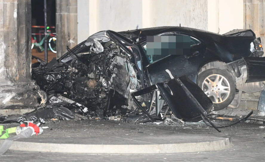 Γερμανία: Αυτοκίνητο έπεσε στην Πύλη του Βρανδεμβούργου - Νεκρός ο οδηγός του