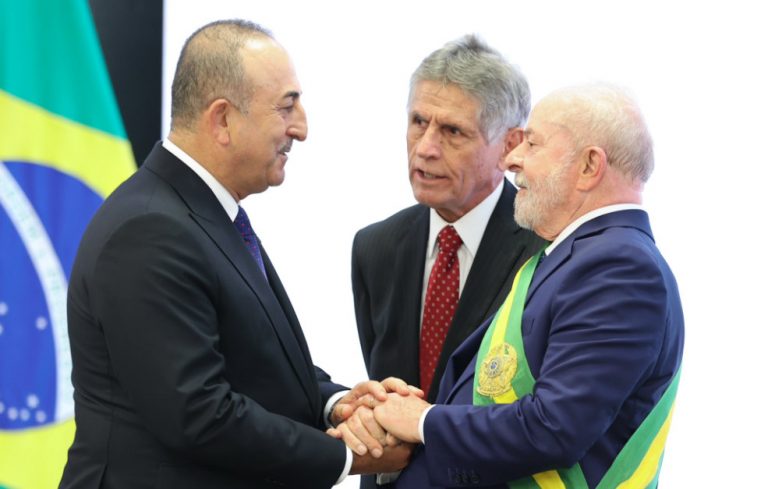 Τουρκία: Στην τελετή ορκωμοσίας του Λούλα και ο Τσαβούσογλου – Μετέφερε τα συγχαρητήρια Ερντογάν