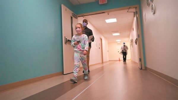 Γρίπη: «Κόκκινος» συναγερμός στα παιδιατρικά νοσοκομεία – Ανησυχία για το «κοκτέιλ» ιώσεων και πανδημίας