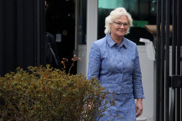 Γερμανία: Ο Σολτς περιβάλει με την απόλυτη εμπιστοσύνη του την υπουργό Αμυνας