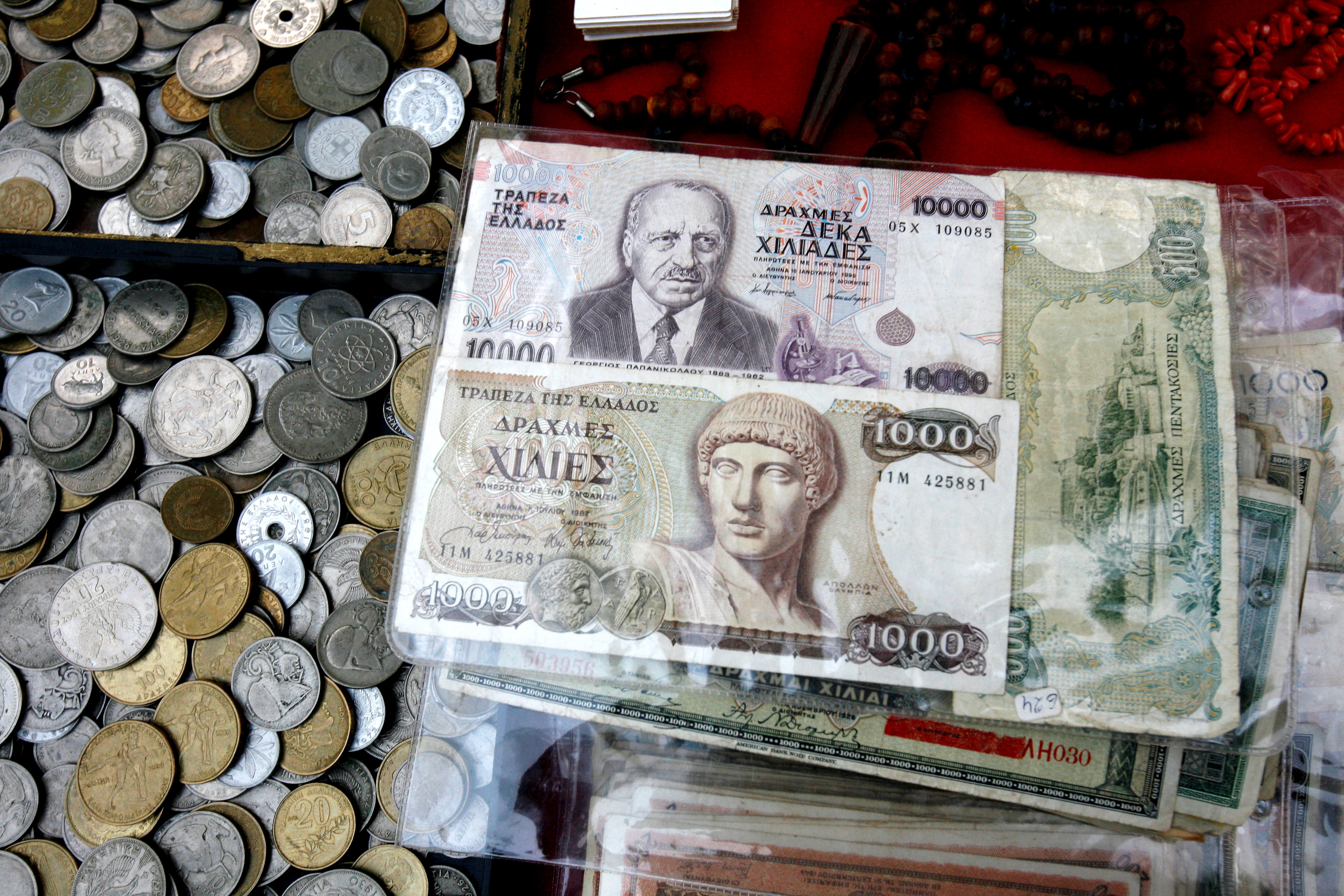Δραχμές: Πεντακόσια εκατ. ευρώ φυλούν οι Έλληνες στα σεντούκια
