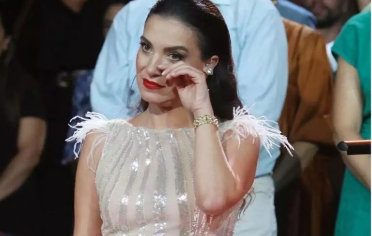 Φωτεινή Δάρρα: «Έφυγες εσύ μανά και γνώρισα ένα αγόρι»