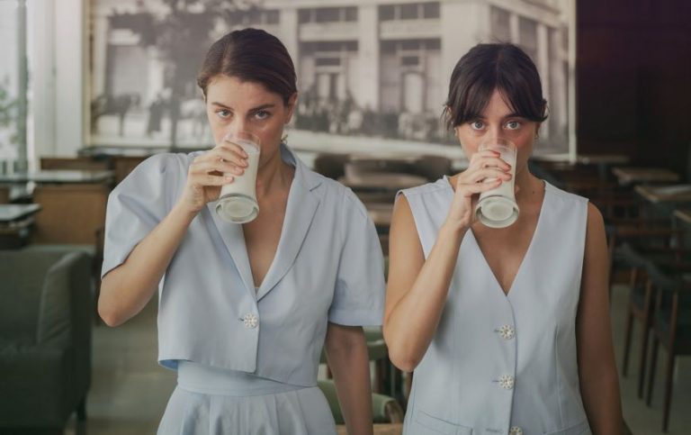 Κάποιος μιλάει μόνος του κρατώντας ένα ποτήρι γάλα – Μια παράσταση που περιμένουμε με προσμονή