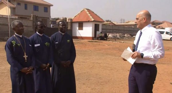 Νίκος Δένδιας: Δωρεά γηπέδου μπάσκετ σε ελληνικό σχολείο στη Γκάνα