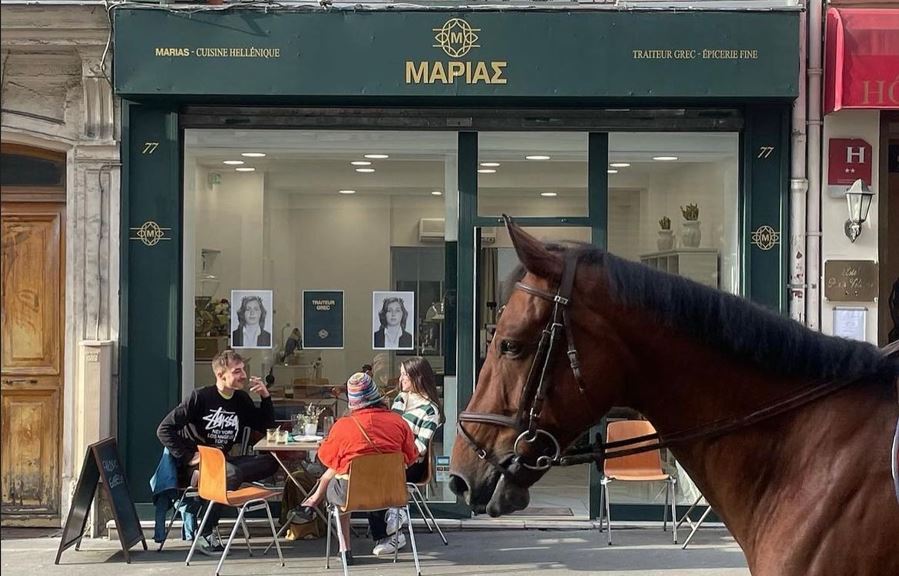 Το εστιατόριο της Μαρίας από τις Σέρρες σερβίρει μαμαδίστικο φαγητό στο Παρίσι