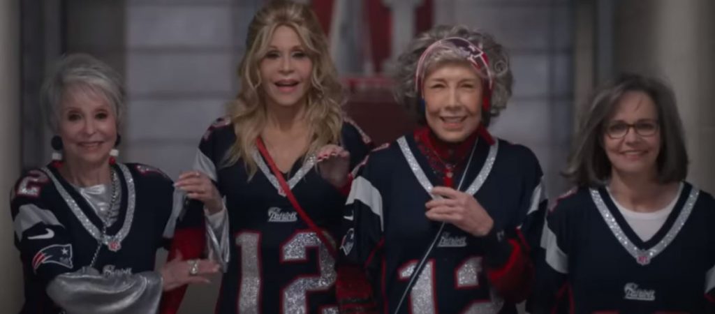 Η Τζέιν Φόντα για τον «πανέμορφο» συμπρωταγωνιστή της Τομ Μπρέιντι: «Τα γόνατά μου λύγισαν»