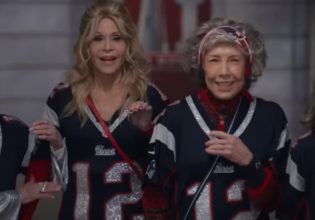 Η Τζέιν Φόντα για τον «πανέμορφο» συμπρωταγωνιστή της Τομ Μπρέιντι: «Τα γόνατά μου λύγισαν»