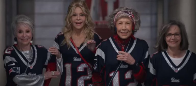 Η Τζέιν Φόντα για τον «πανέμορφο» συμπρωταγωνιστή της Τομ Μπρέιντι: «Τα γόνατά μου λύγισαν»