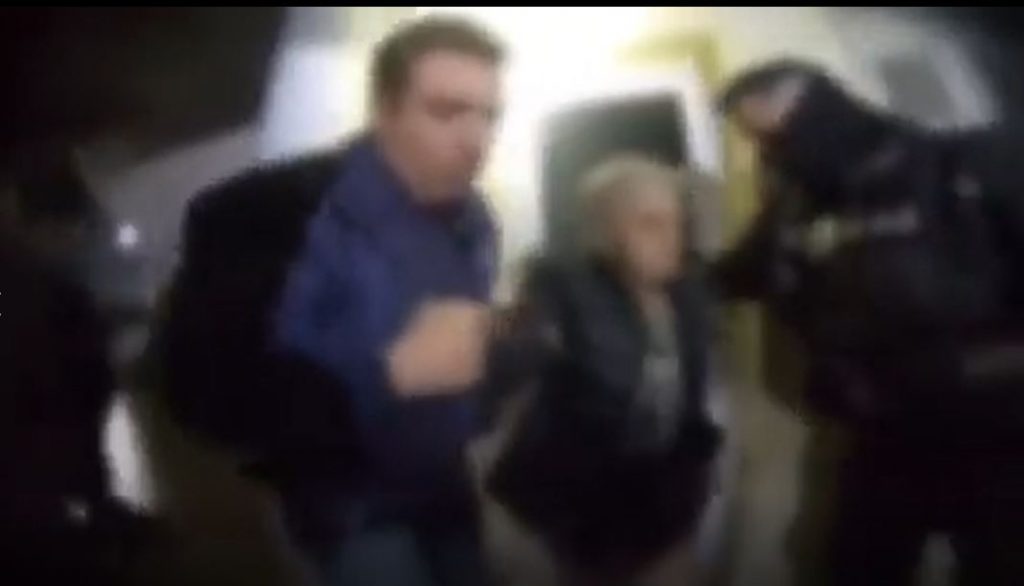 Συγκλονιστικό βίντεο – Αστυνομικοί απεγκλωβίζουν γυναίκα από σπίτι γεμάτο καπνούς