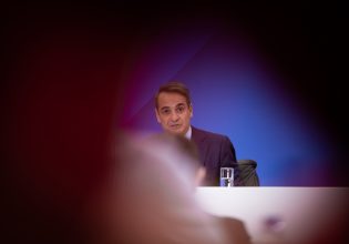 Συνέντευξη Μητσοτάκη: Οι «ιλλουμινάτι», το… κιάλι και το «μαξιλάρι»