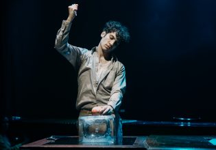 Δόξα Κοινή: Από την οδό των Φιλελλήνων στην σκηνή του Θεάτρου Πορεία