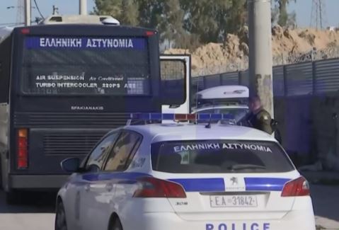 Μεγάλη αστυνομική επιχείρηση στη Δυτική Αττική - Βρέθηκε βλήμα όλμου