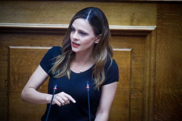 Έφη Αχτσιόγλου για παρακολουθήσεις: «Διαρκώς αντιφατική η κυβέρνηση, προσπαθεί να καλύψει το σκάνδαλο»