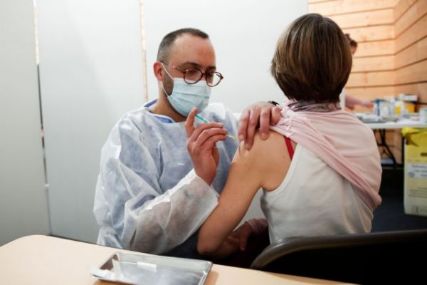 Κοροναϊός: Η παραπληροφόρηση για τα εμβόλια ωθεί αρνητές να αναζητήσουν «καθαρό αίμα»