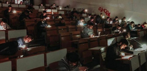 Κακοκαιρία: Κρυφό σχολειό το Πολυτεχνείο λόγω κακοκαιρίας – Με φακούς έδωσαν εξετάσεις