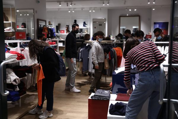 Χειμερινές εκπτώσεις: Πότε ξεκινούν – Ποια Κυριακή θα είναι ανοιχτά τα καταστήματα