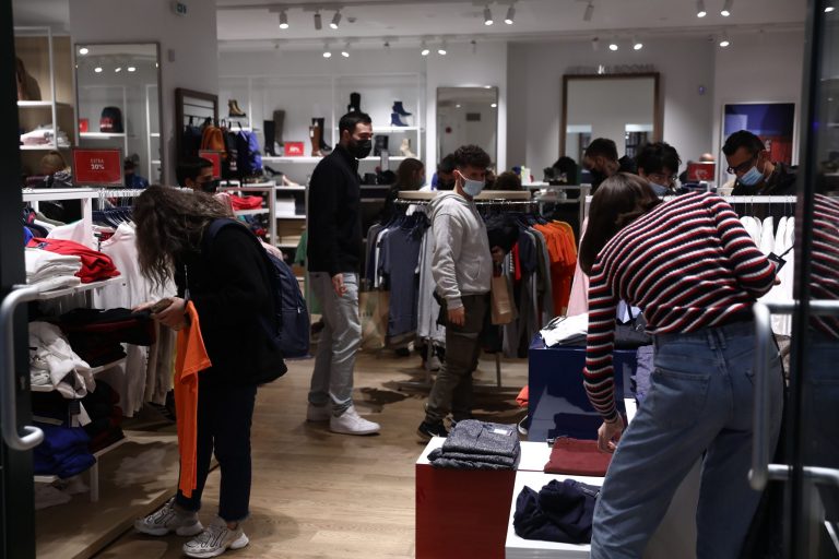 Χειμερινές εκπτώσεις: Πότε ξεκινούν – Ποια Κυριακή θα είναι ανοιχτά τα καταστήματα