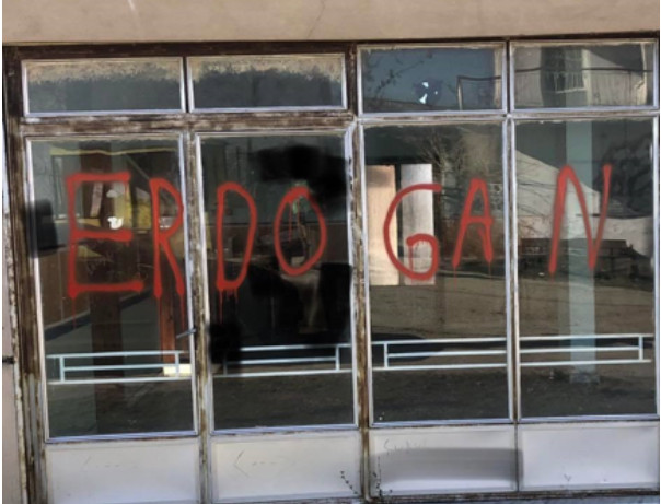 Θεοφάνια: Εγραψαν φιλοτουρκικά συνθήματα γύρω από την εκκλησία σε χωριό του Εβρου