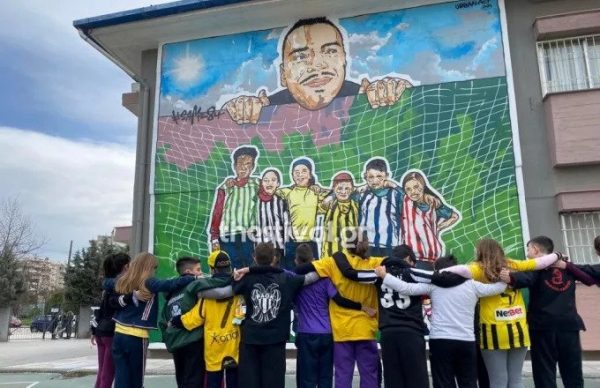 Θεσσαλονίκη: Μαθητές φόρεσαν τις φανέλες της ομάδας τους, τραγούδησαν και παρουσίασαν γκράφιτι με τον Άλκη Καμπανό