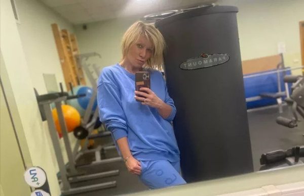 Πόλεμος στην Ουκρανία: Η Μαρία Ζαχάροβα βγάζει σέλφι στο γυμναστήριο