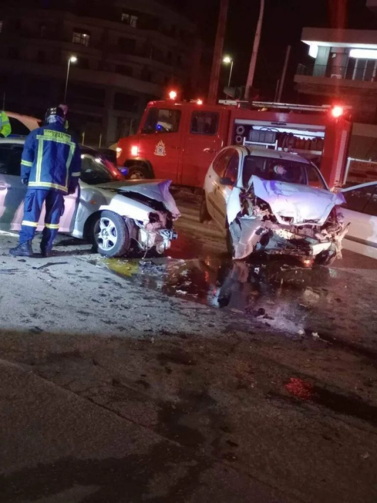 Θεσσαλονίκη: Τρεις τραυματίες σε τροχαίο – Τον έναν τον απεγκλώβισε η πυροσβεστική