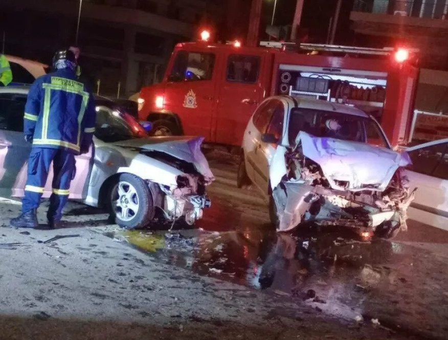 Θεσσαλονίκη: Τρεις τραυματίες σε τροχαίο - Τον έναν τον απεγκλώβισε η πυροσβεστική