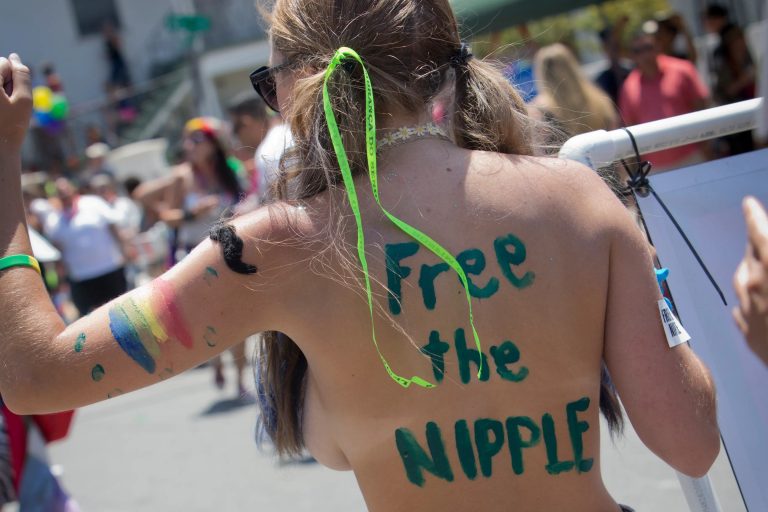 Free the Nipple: Το φεμινιστικό κίνημα κατά της γυναικείας χειραφέτησης – Από τα 70s στον Αλμοδόβαρ