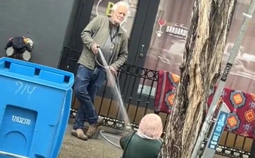 Εξοργιστικό βίντεο: Άντρας καταβρέχει άστεγη με λάστιχο - «Κουνήσου»