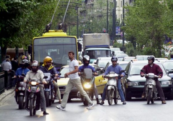 Πρόστιμο για τα μηχανάκια που «βγαίνουν μπροστά» στα φανάρια βάζουν οι Ολλανδοί