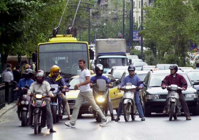 Πρόστιμο για τα μηχανάκια που «βγαίνουν μπροστά» στα φανάρια βάζουν οι Ολλανδοί