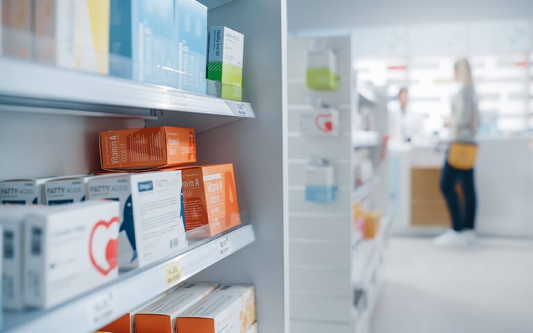 Εκρηκτική η κατάσταση στα φαρμακεία – Άδεια τα ράφια από τα δημοφιλή φάρμακα