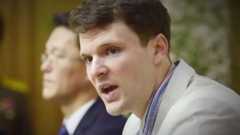 Ο τραγικός θάνατος του Αμερικανού φοιτητή που κατηγορήθηκε ότι έκλεψε μια αφίσα στη Βόρεια Κορέα