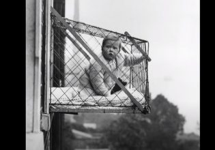 Η παράξενη και σύντομη ιστορία των κλουβιών με τα μωρά στα παράθυρα