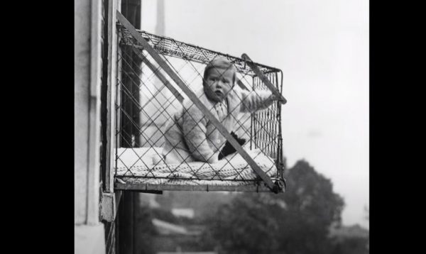 Η παράξενη και σύντομη ιστορία των κλουβιών με τα μωρά στα παράθυρα