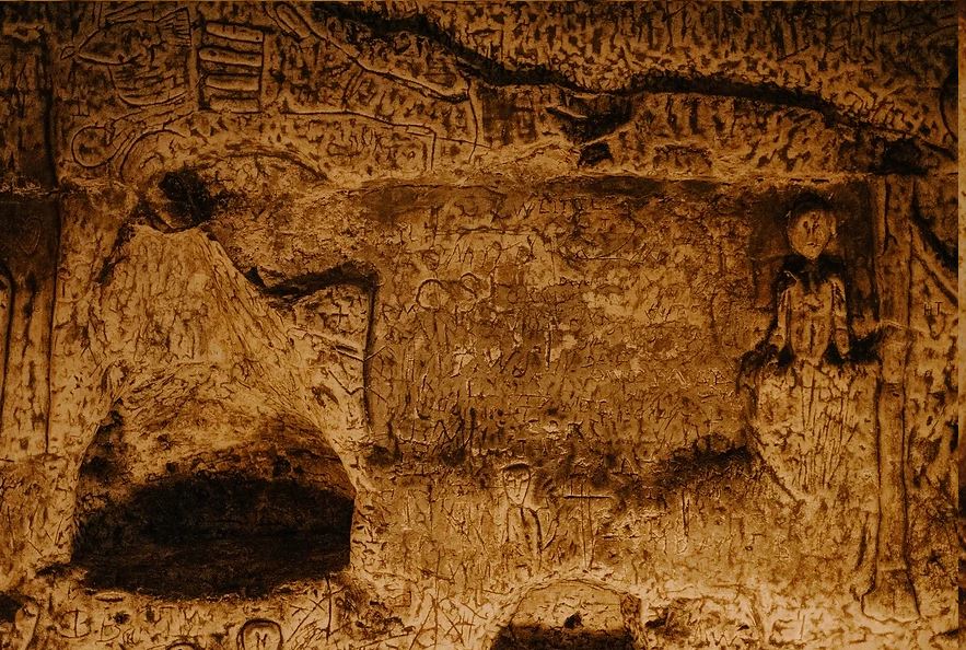 Royston Cave: Το μυστηριώδες σπήλαιο που συνδέεται με τους Ναΐτες Ιππότες