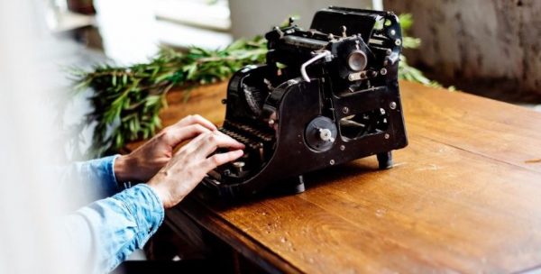 Μια συγγραφέας-φάντασμα διάσημων εξομολογείται – «Τα προσχέδια του εμετού»