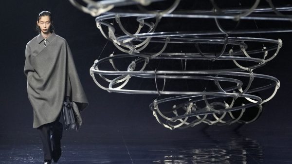 Γιγάντιο φλιπεράκι κυριαρχεί σε επίδειξη μόδας