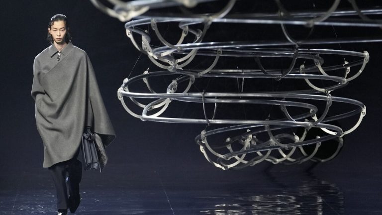 Γιγάντιο φλιπεράκι κυριαρχεί σε επίδειξη μόδας