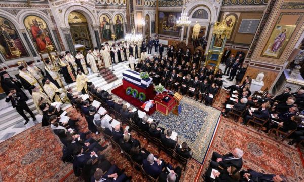 Κηδεία τέως βασιλιά Κωνσταντίνου: Οδηγήθηκε στην τελευταία του κατοικία