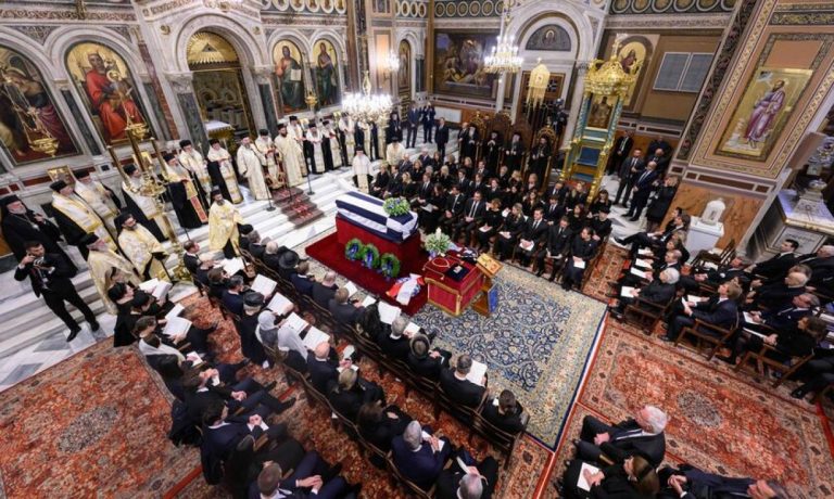 Κηδεία τέως βασιλιά Κωνσταντίνου: Οδηγήθηκε στην τελευταία του κατοικία