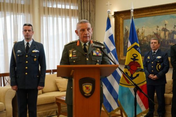 Αρχηγός ΓΕΕΘΑ: Ανεβαίνουν ψεύτικοι λογαριασμοί στα κοινωνικά δίκτυα με την ιδιότητα και το ονοματεπώνυμο μου