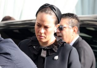 Νίνα Φλορ: Με στιλάτο ταγιέρ Chanel και headband στην κηδεία του τέως βασιλιά Κωνσταντίνου