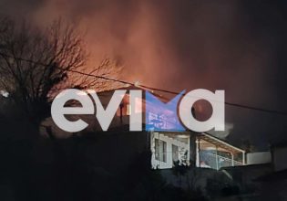 Μεγάλη φωτιά στην Κύμη – Καίγεται ολοσχερώς το σπίτι του πρώην Δημάρχου