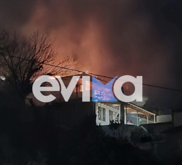 Μεγάλη φωτιά στην Κύμη – Καίγεται ολοσχερώς το σπίτι του πρώην Δημάρχου