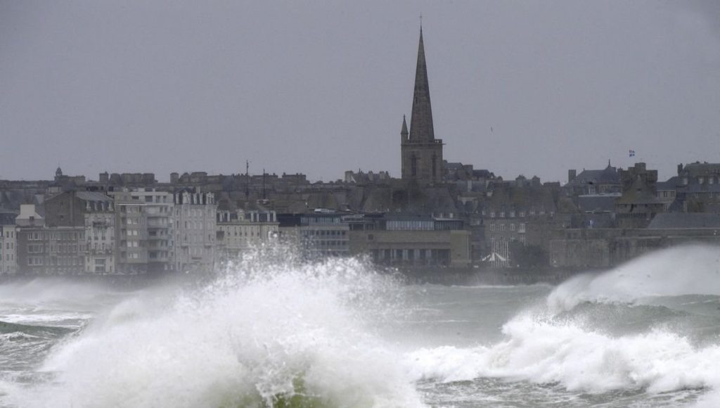 Γαλλία: 75.000 νοικοκυριά έχουν μείνει χωρίς ηλεκτρικό ρεύμα λόγω της καταιγίδας Ζεράρ